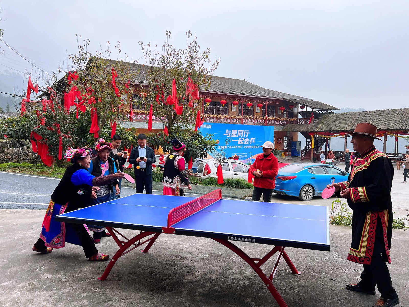 石椅村村民正使用星邦互娱赠送的乒乓球运动器材.jpg