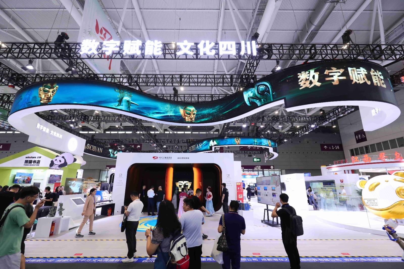 图3：四川展馆吸引一众游客驻足.jpg